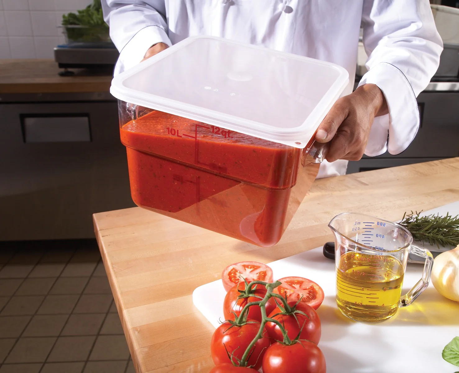 Cambro 12SFSCW135 CamSquare Food Container w/ Graduations 12 qt. Clear - Image 11