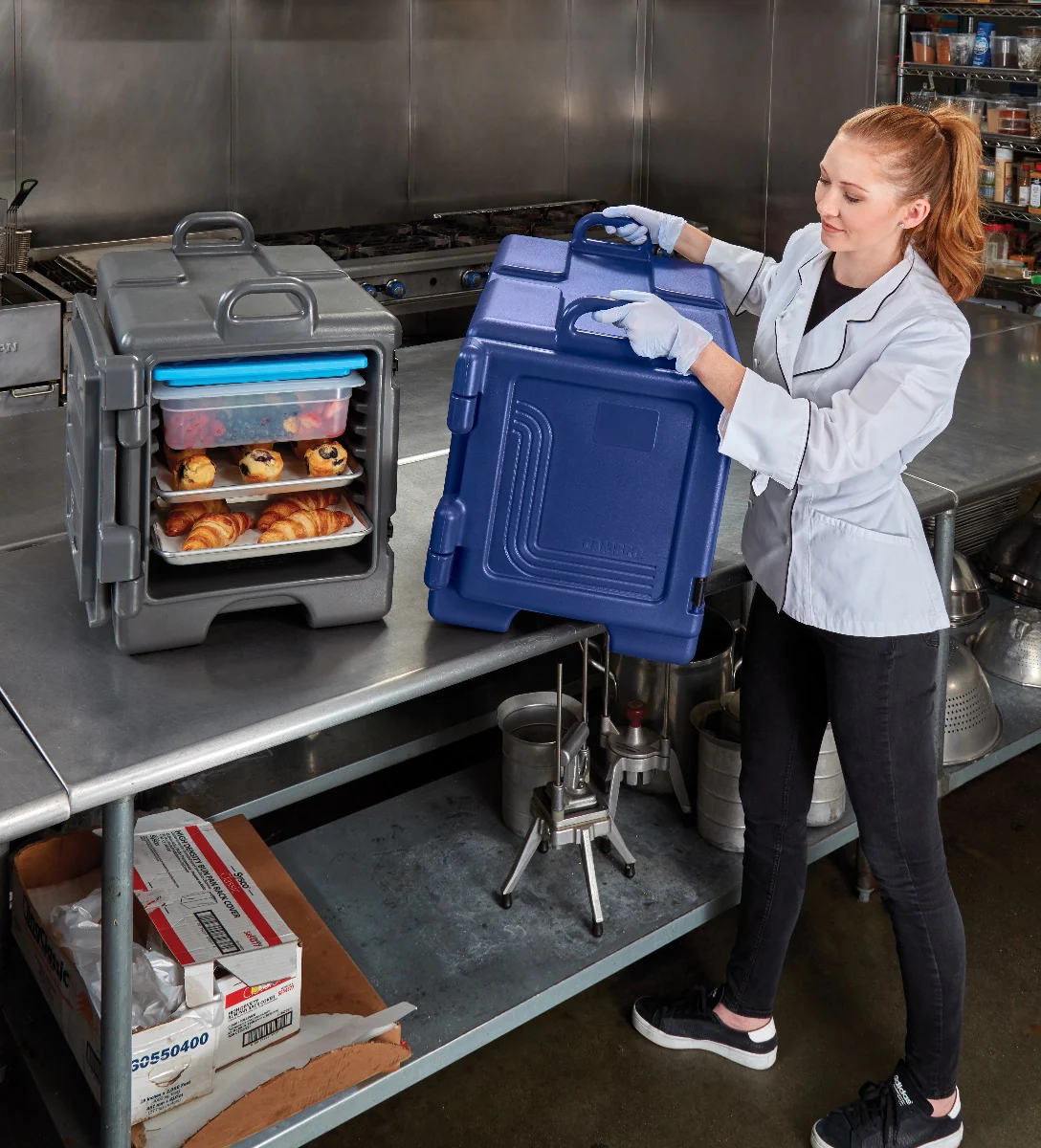 Cambro UPC300186 Ultra Pan Carrier Front Loading Insulated Food Pan Carrier 17" 36 qt. - Navy Blue - (4) Full Size 2-1/2" Deep Pan Capacity - Image 6