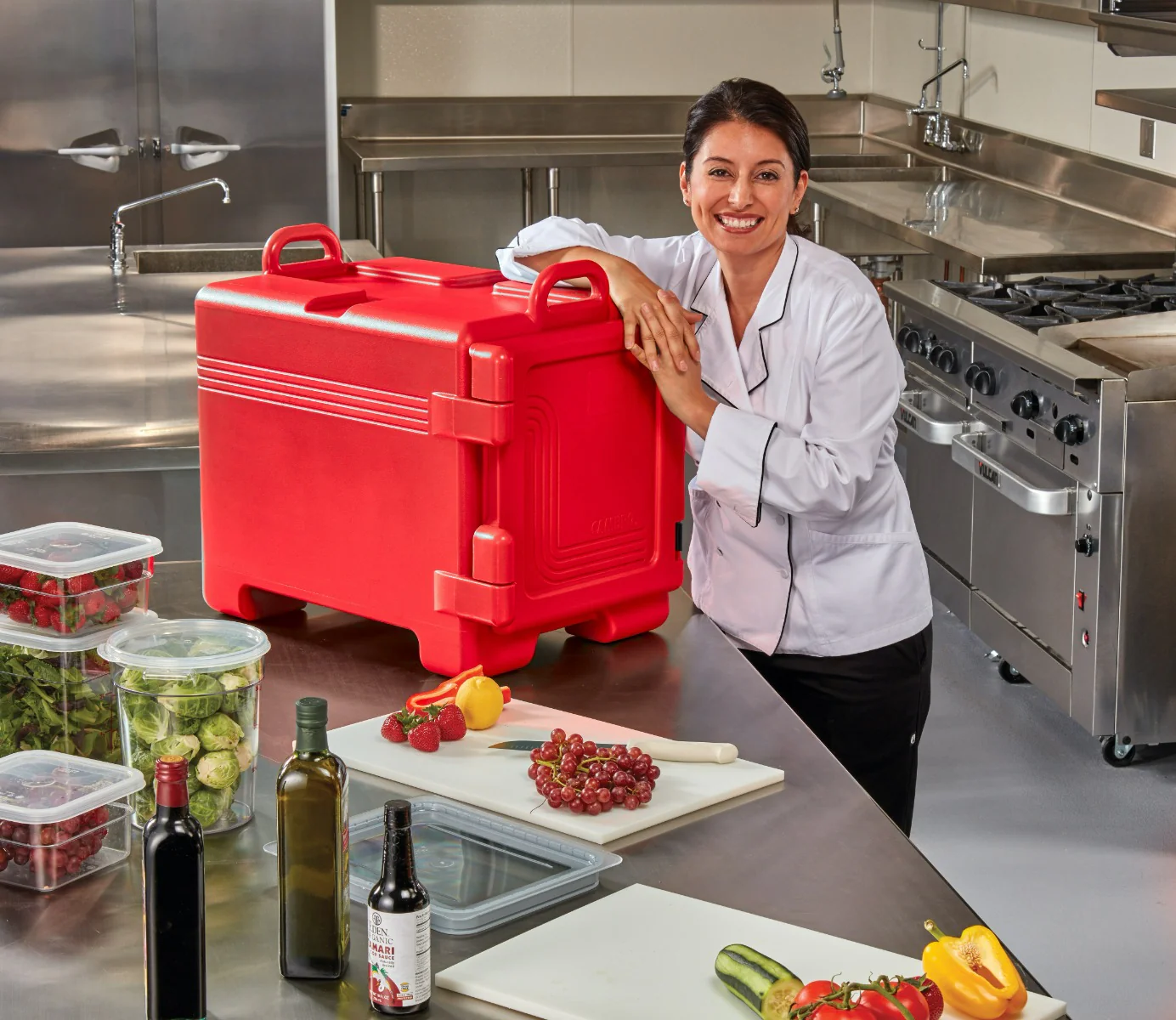 Cambro UPC300110 Ultra Pan Carrier Front Loading Insulated Food Pan Carrier 17" 36 qt. - Black - (4) Full Size 2-1/2" Deep Pan Capacity - Image 2