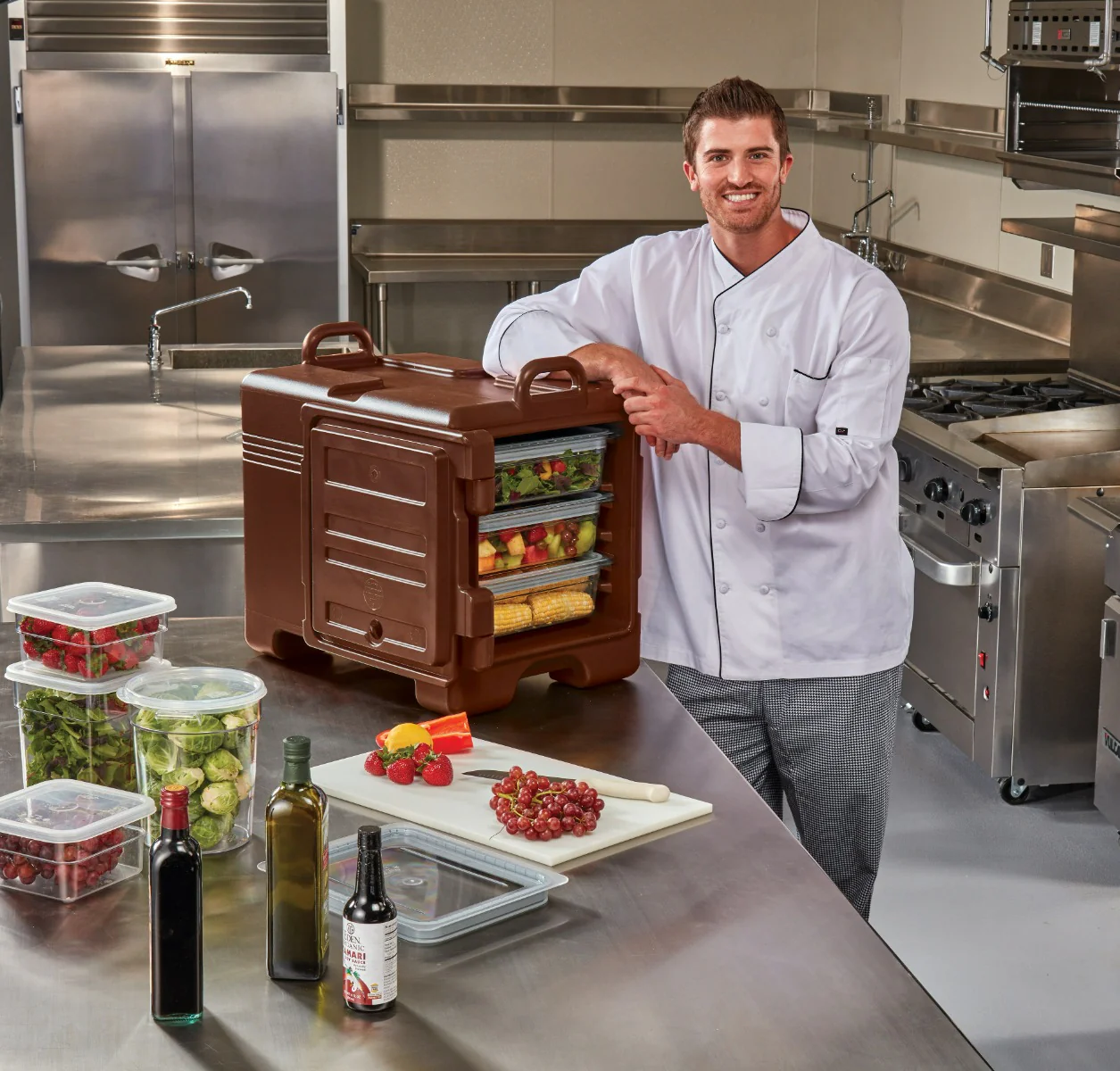 Cambro UPC300110 Ultra Pan Carrier Front Loading Insulated Food Pan Carrier 17" 36 qt. - Black - (4) Full Size 2-1/2" Deep Pan Capacity - Image 3