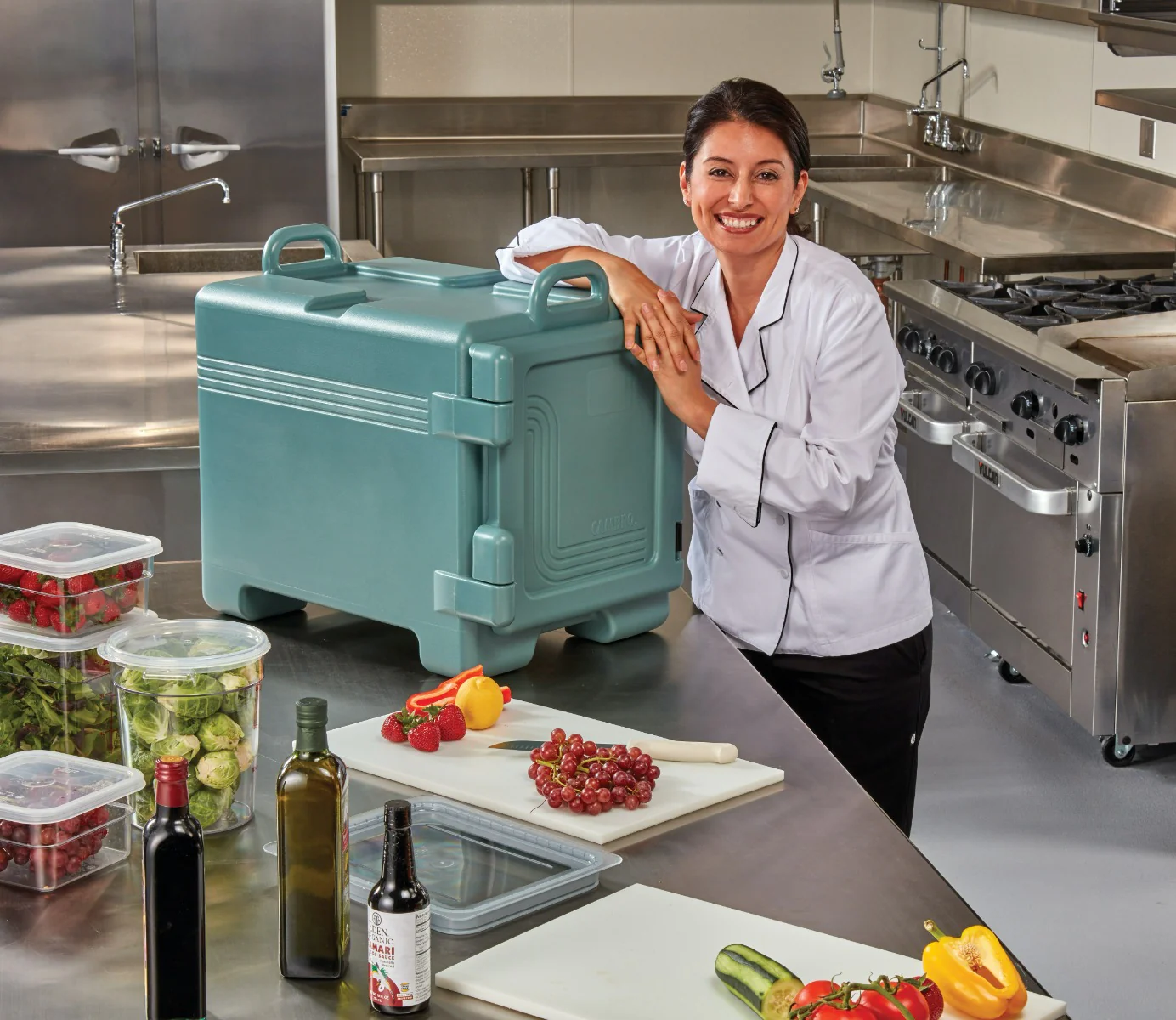 Cambro UPC300110 Ultra Pan Carrier Front Loading Insulated Food Pan Carrier 17" 36 qt. - Black - (4) Full Size 2-1/2" Deep Pan Capacity - Image 5