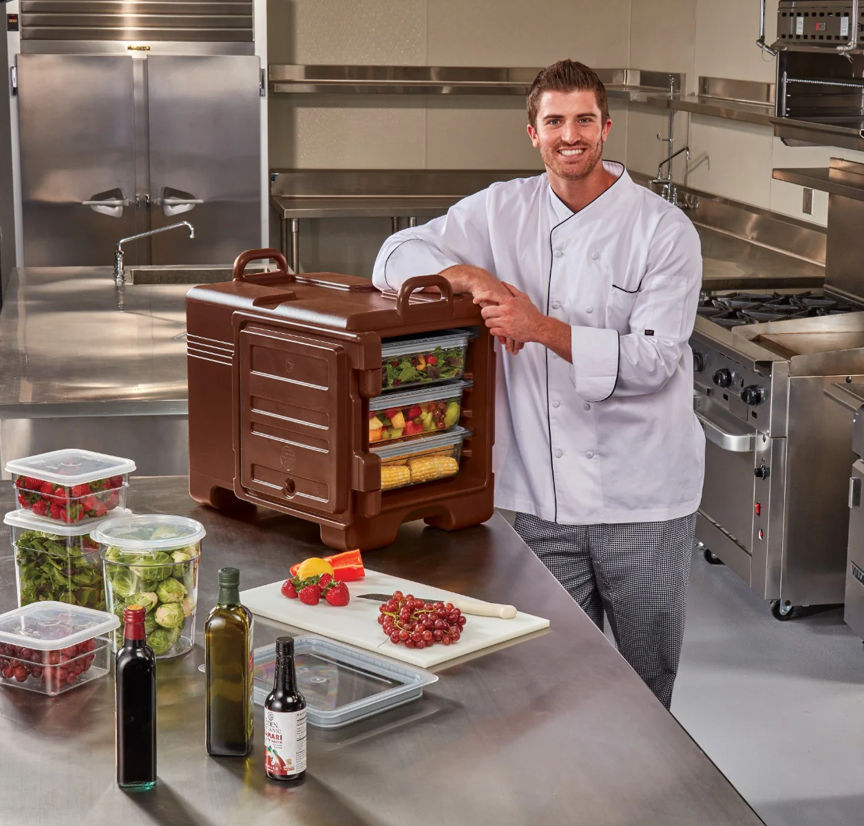 Cambro UPC300131 Ultra Pan Carrier Front Loading Insulated Food Pan Carrier 17" 36 qt. - Dark Brown - (4) Full Size 2-1/2" Deep Pan Capacity - Image 4
