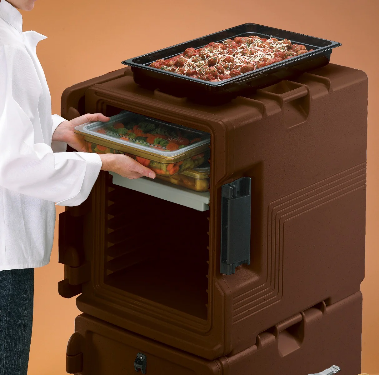 Cambro UPCS400131 Ultra Pan Carrier S-Series Front Loading Insulated Food Pan Carrier with Menu Clip 18" 60 qt. - Dark Brown - (6) Full Size 2-1/2" Deep Pan Capacity - Image 10