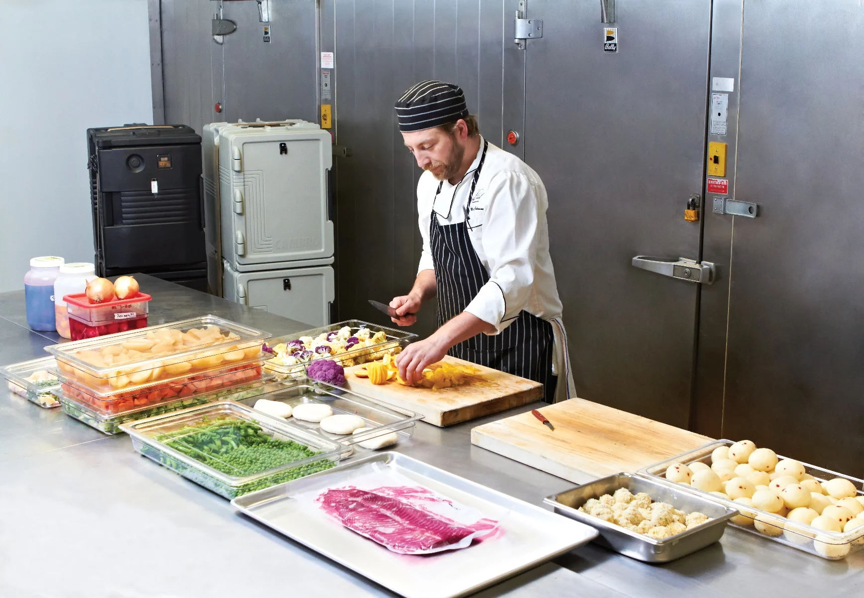 Cambro UPCS400480 Ultra Pan Carrier S-Series Front Loading Insulated Food Pan Carrier with Menu Clip 18" 60 qt. - Speckled Gray - (6) Full Size 2-1/2" Deep Pan Capacity - Image 11