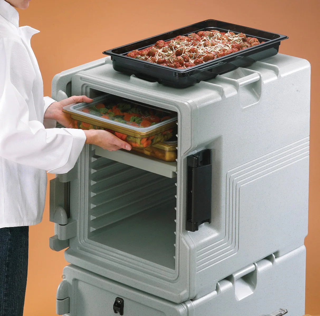 Cambro UPCS400480 Ultra Pan Carrier S-Series Front Loading Insulated Food Pan Carrier with Menu Clip 18" 60 qt. - Speckled Gray - (6) Full Size 2-1/2" Deep Pan Capacity - Image 16