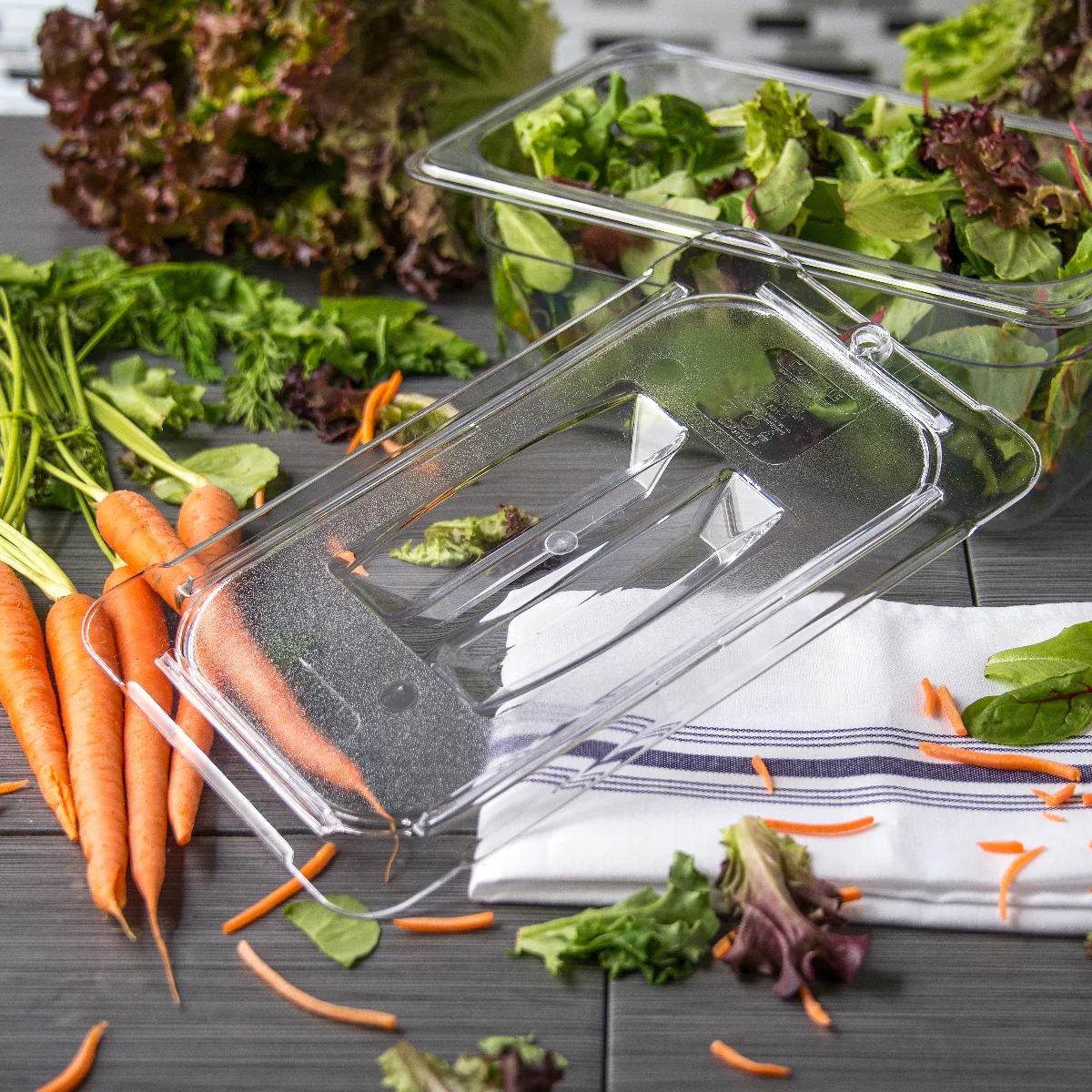 Carlisle 10290U07 StorPlus Universal Polycarbonate Food Pan Cover with Handle - 1/4 Size - Clear - Image 2