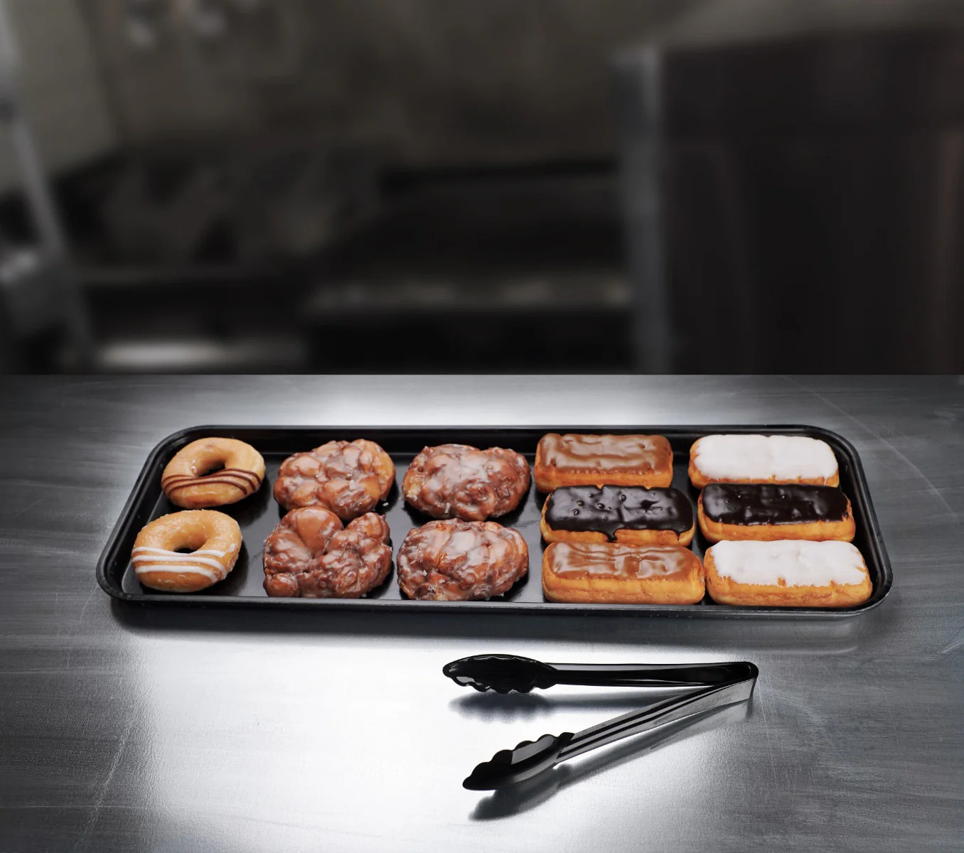 Carlisle 269FMT309 Fiberglass Market Tray 25-1/2"L x 8-3/4"W x 1-1/8"H - Ebony - Image 3