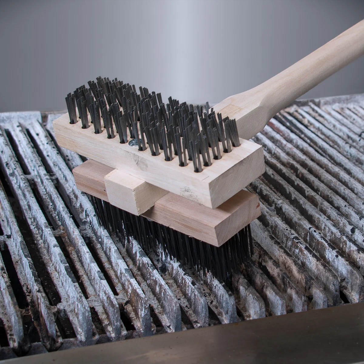 Carlisle 4029400 Double Head Broiler King Grill Brush with Carbon Steel Bristles and Wood Handle 48" OAL - Image 4