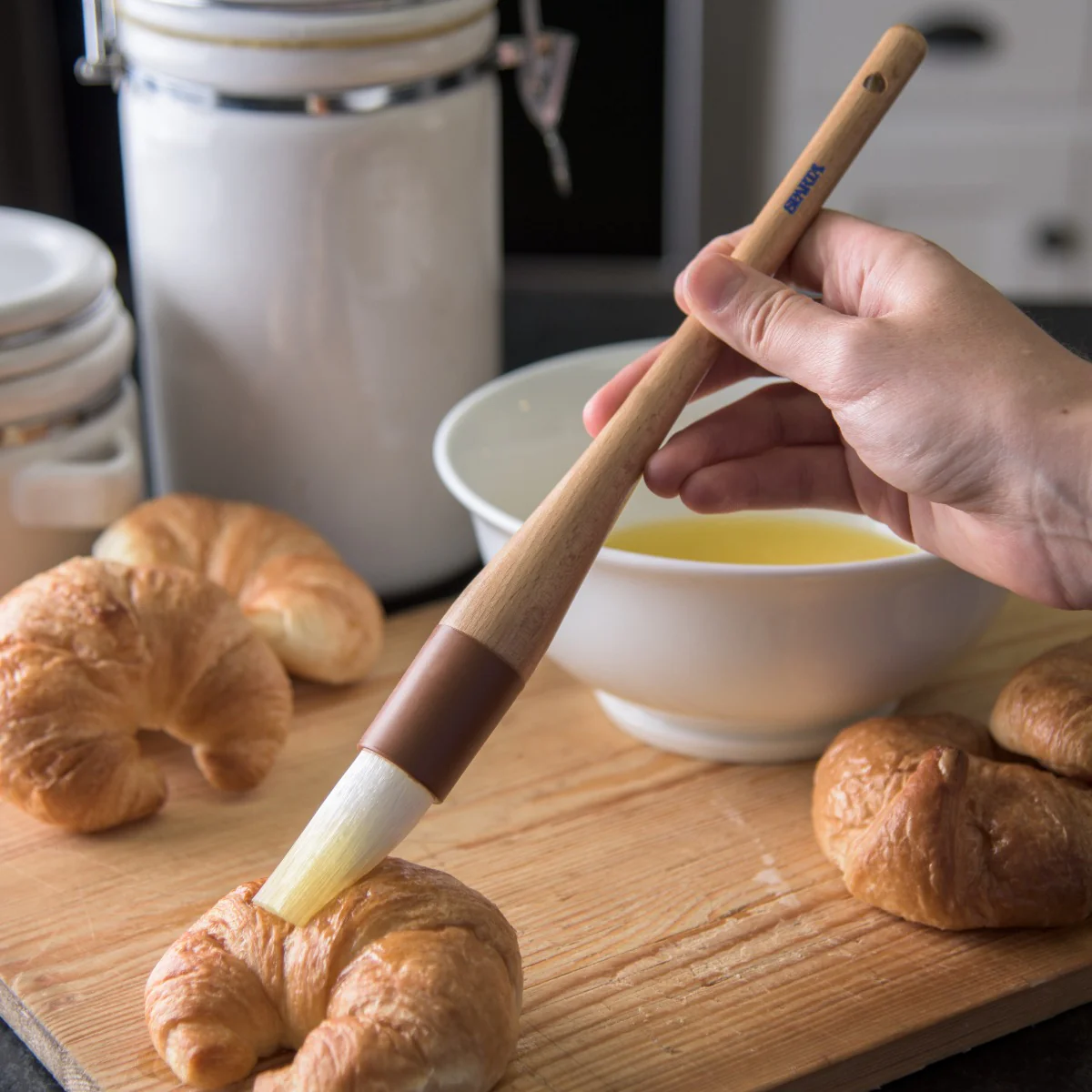 Carlisle 4040000 Sparta Chef Series Round Pastry Brush with 1"Dia. Nylon Bristles & Wood Handle