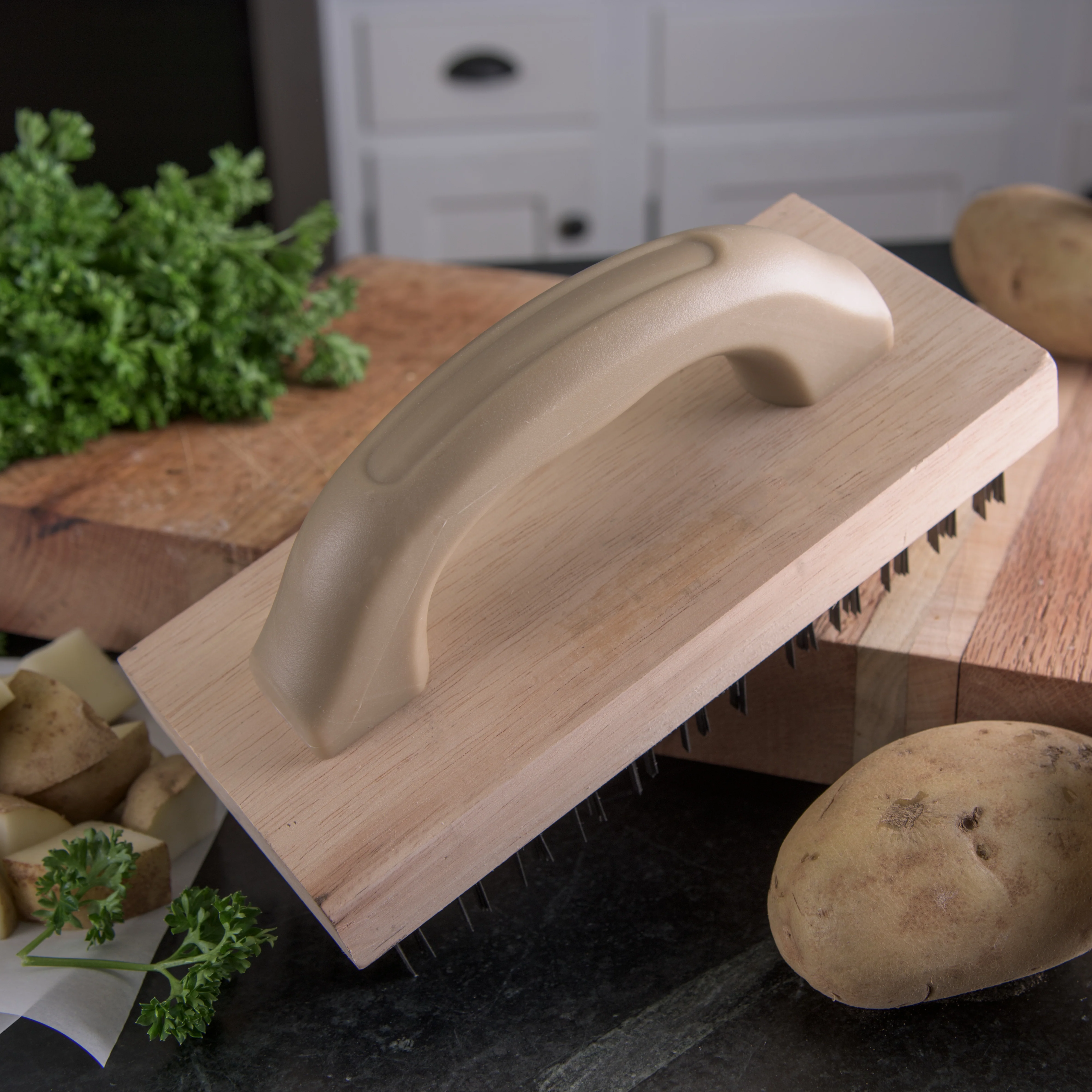 Carlisle 4067600 Wooden Butcher Block Brush with Steel Bristles and Plastic Handle 9" x 4" - Image 7