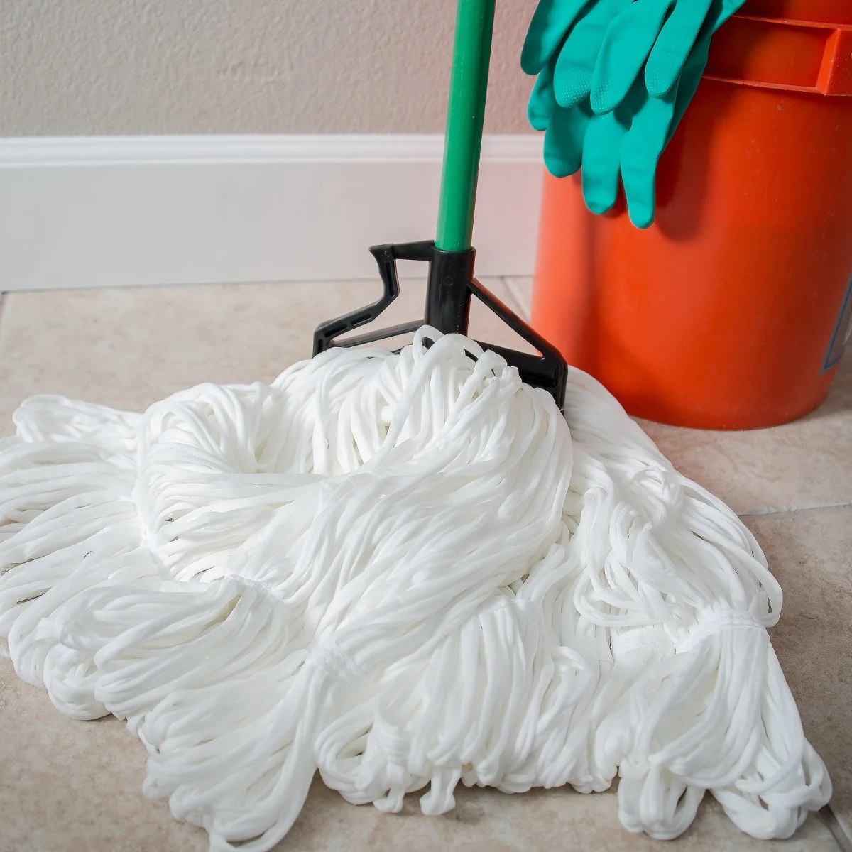 Carlisle 4166409 Sparta Spectrum Quik-Release Fiberglass Mop Handle with Flexible Plastic Head 60"L - Green - Image 8