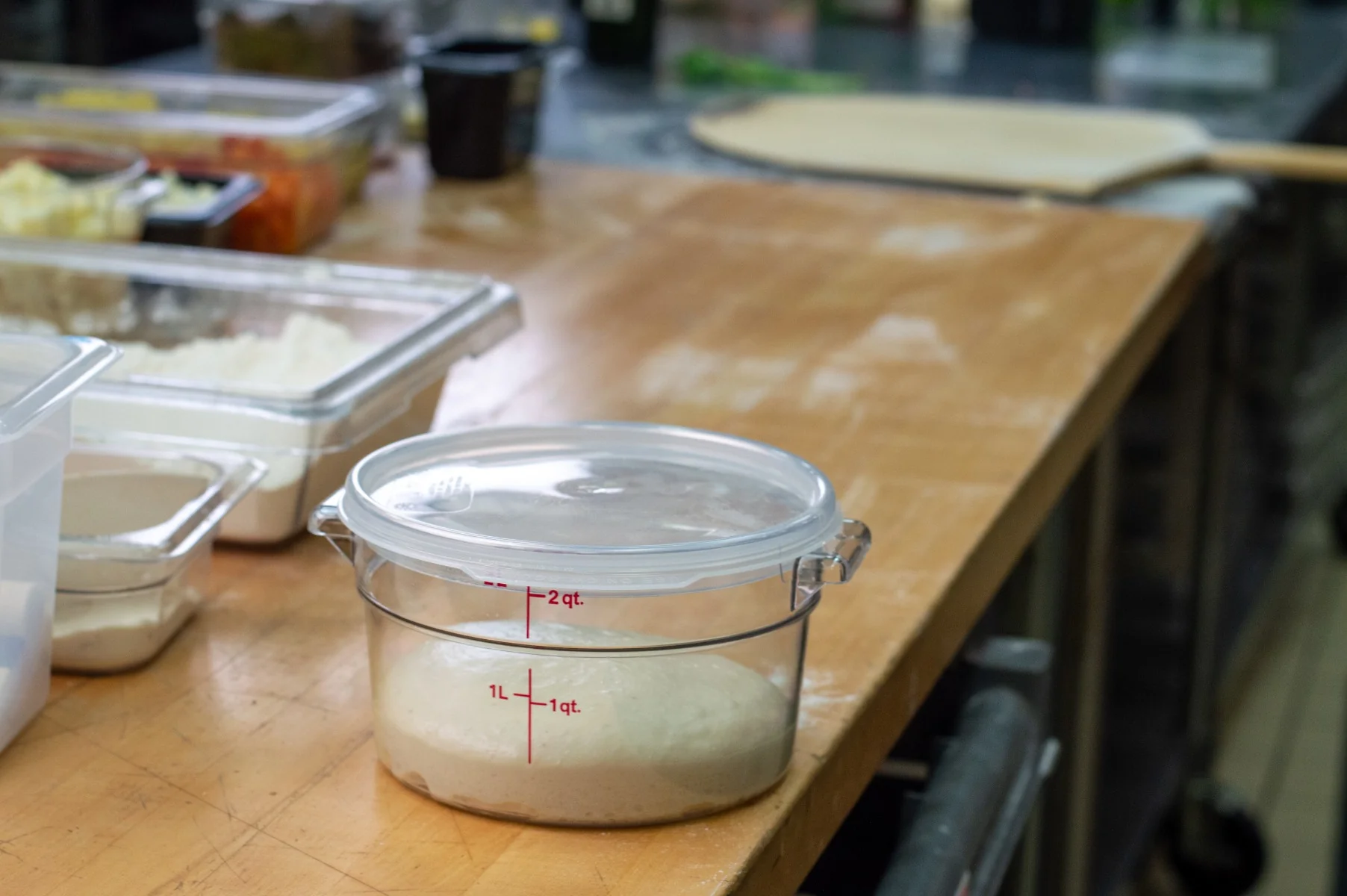 Cambro RFS2SCPP190 Camwear Round Food Storage Container Seal Cover - fits 2 & 4 Qt. - Translucent - Image 3
