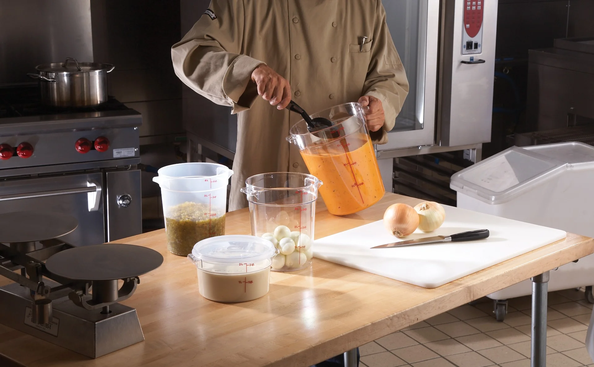 Cambro RFS2SCPP190 Camwear Round Food Storage Container Seal Cover - fits 2 & 4 Qt. - Translucent - Image 4