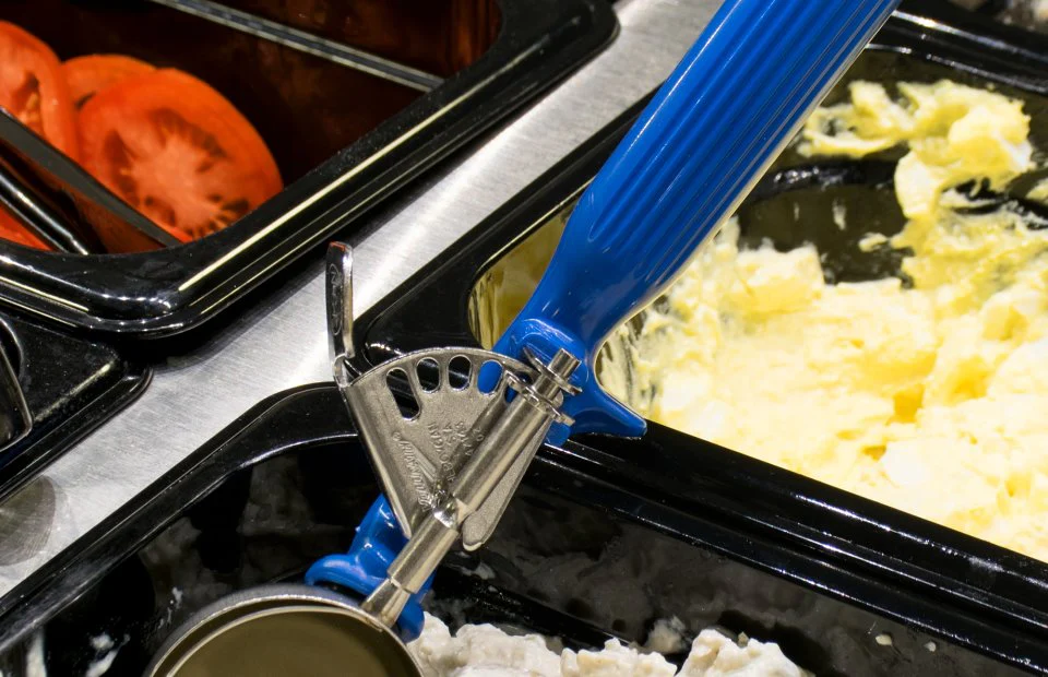 Vollrath 47143 Jacob's Pride Thumb Press Disher with One-Piece Dark Blue Handle 2 oz. - Size 16 - Image 3