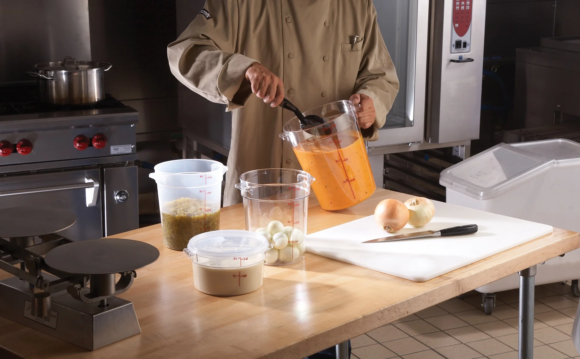 Cambro RFSCW4135 Food Storage Container, Round, Camwear 4 qt. - Image 3