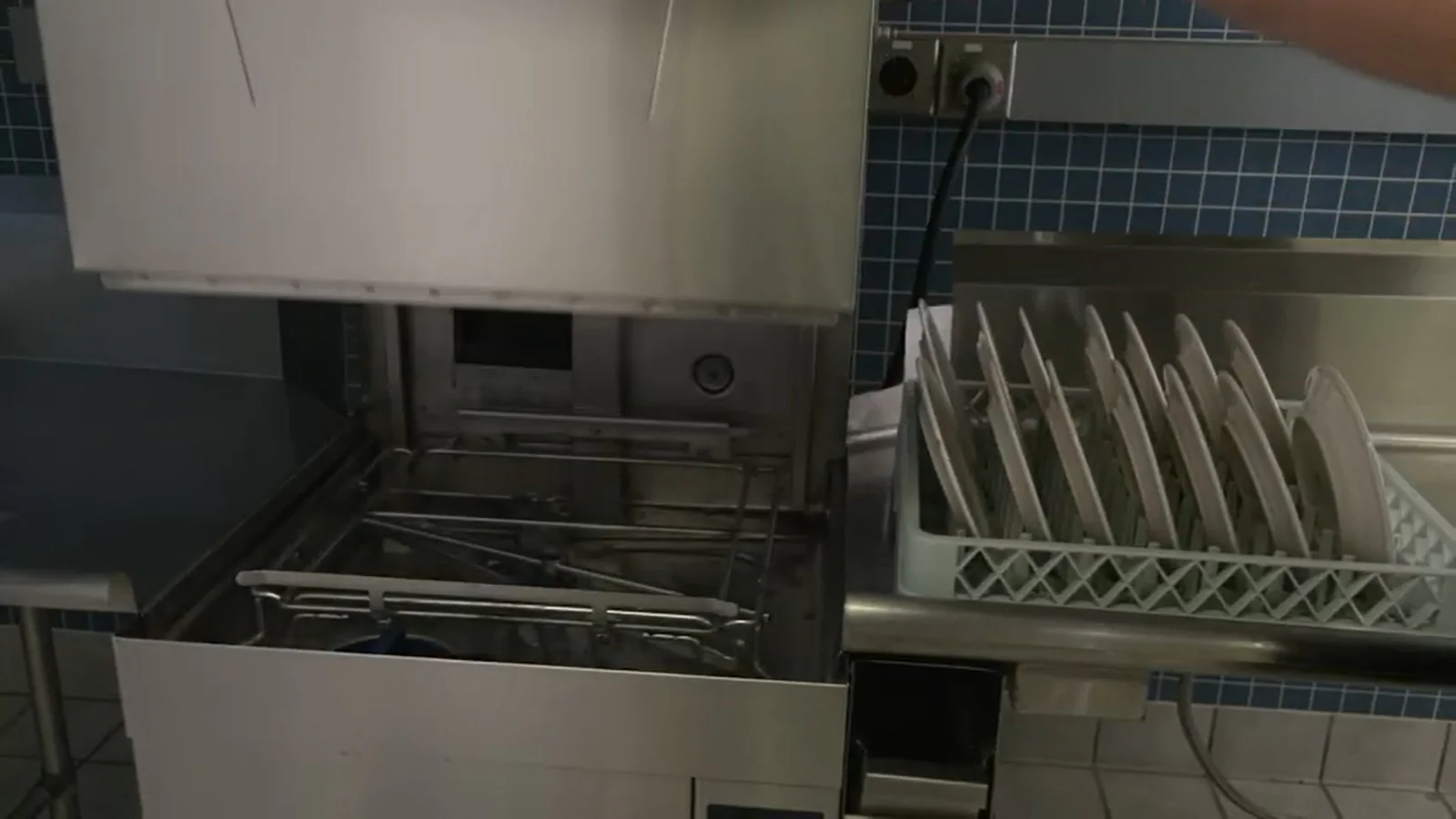 Hobart AM16SCB-16 Low Temp Door Dishwasher w/ Booster – 72 Racks/hr - Image 3