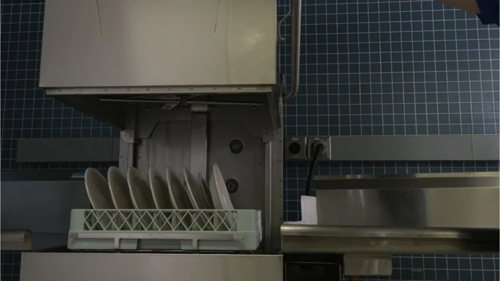 Hobart AM16SCB-16 Low Temp Door Dishwasher w/ Booster – 72 Racks/hr - Image 4
