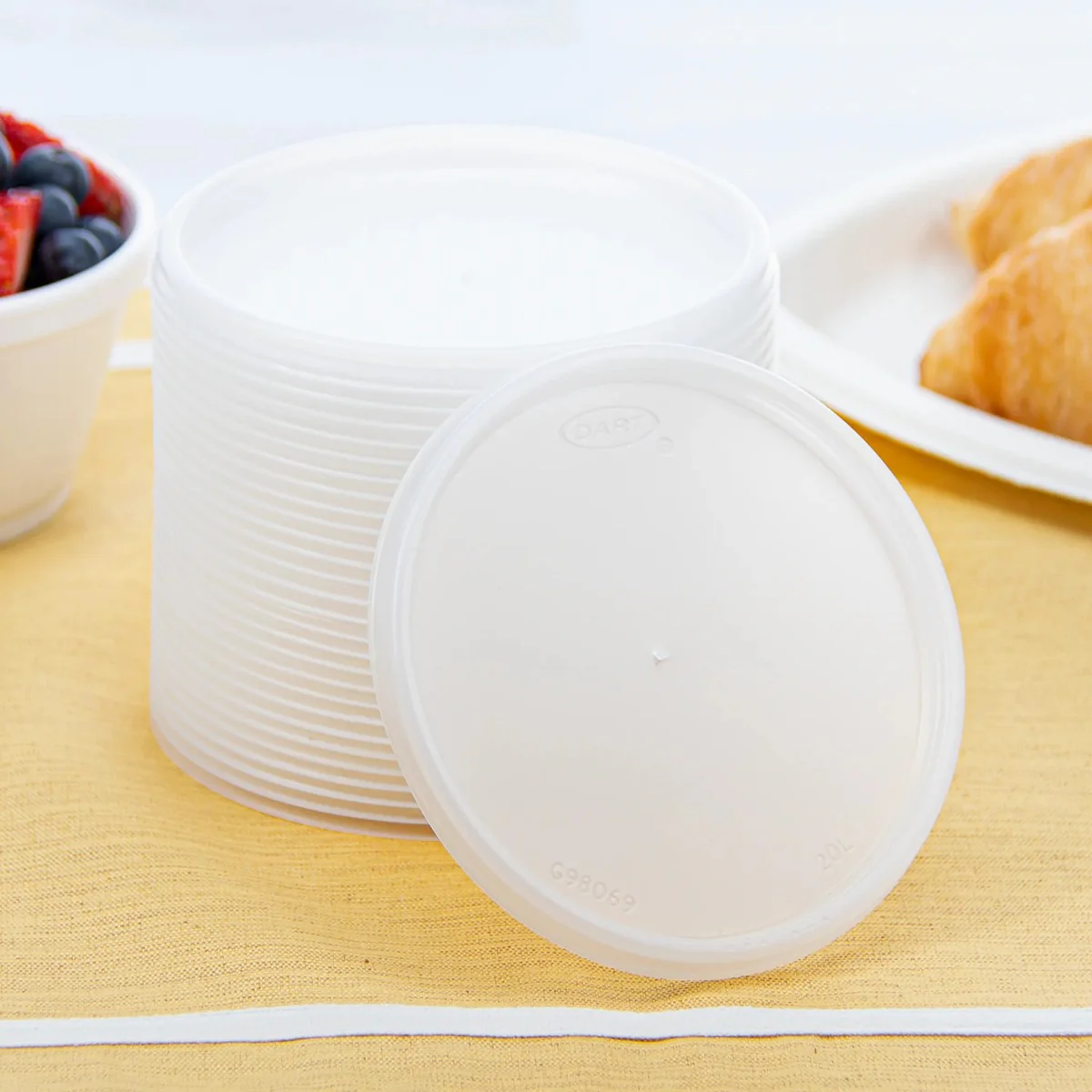 Dart Solo 20JL Translucent Plastic Vented Flat Lid for 20 oz. Foam Cups & Containers - 1000/Case - Image 2