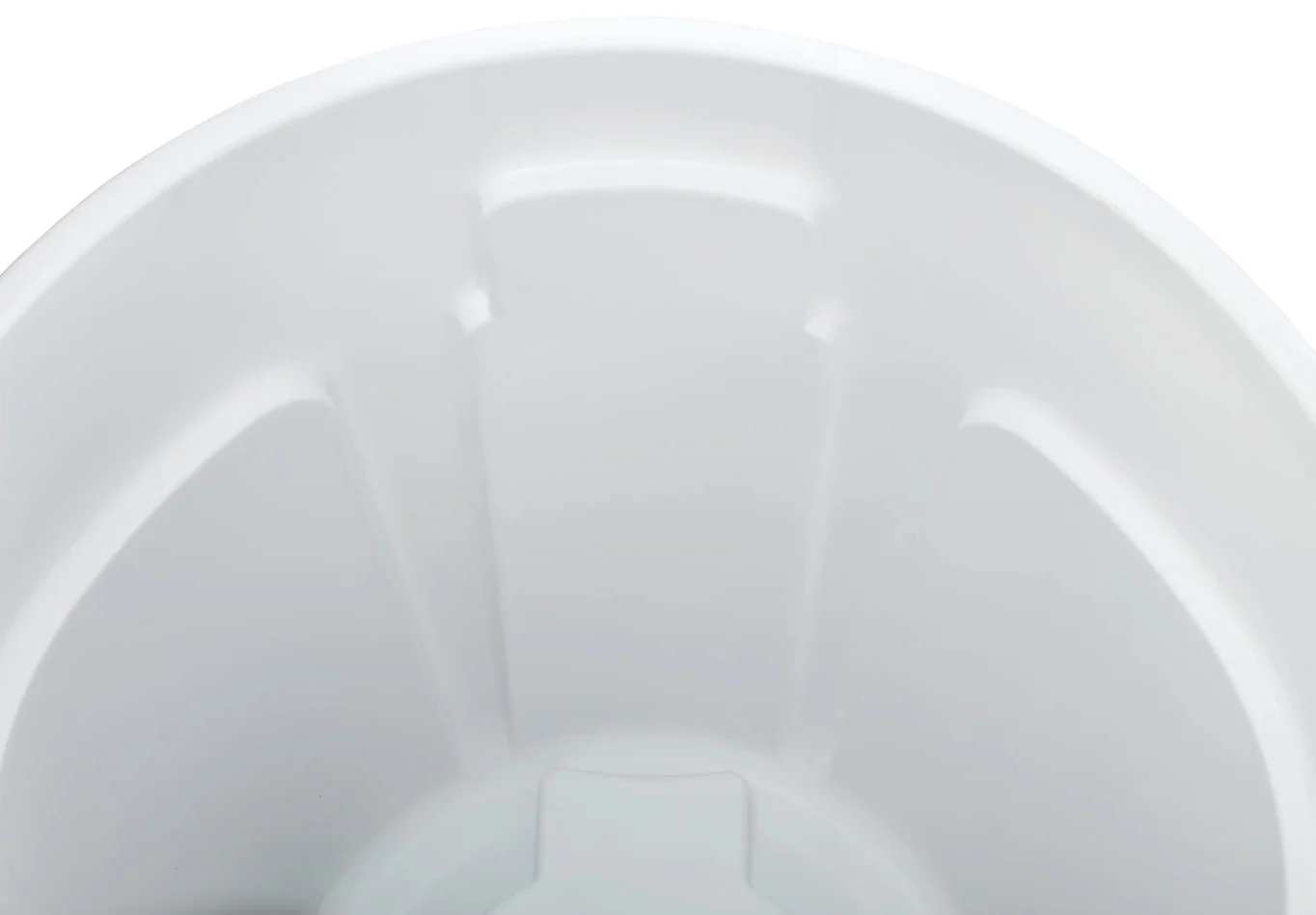Rubbermaid FG262000WHT Vented BRUTE Round Container 20 Gal. - White - Image 15