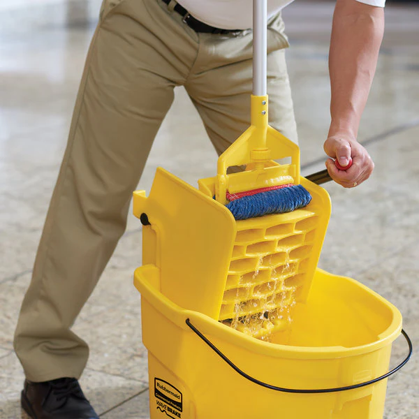 Rubbermaid 2031764 WaveBrake Mop Bucket Combo with Casters 35 qt. - Yellow - Image 5