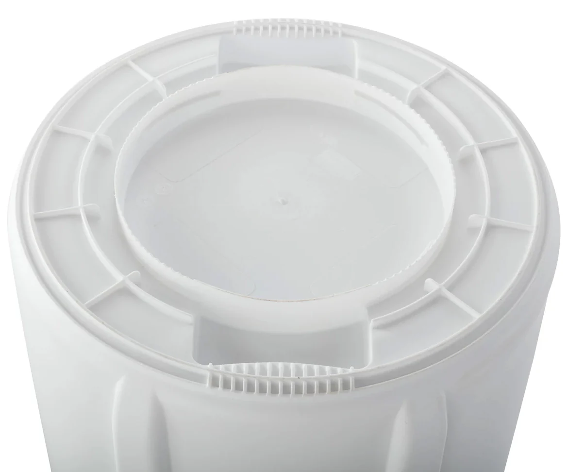 Rubbermaid FG263200WHT Vented BRUTE Round Container 32 Gal. - White - Image 17
