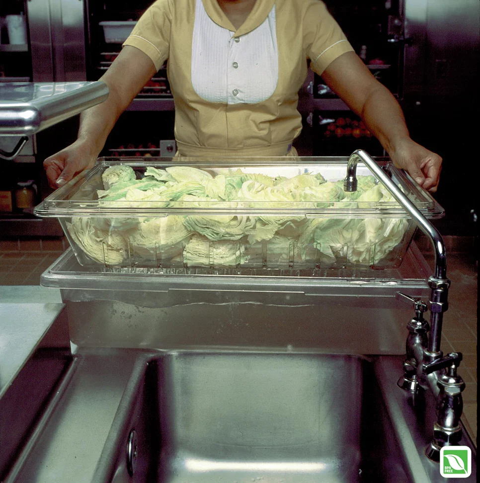 Rubbermaid FG330300CLR Polycarbonate Food / Tote Box Colander/Drain Tray 26"L x 18"W x 5"H - Clear - Image 4