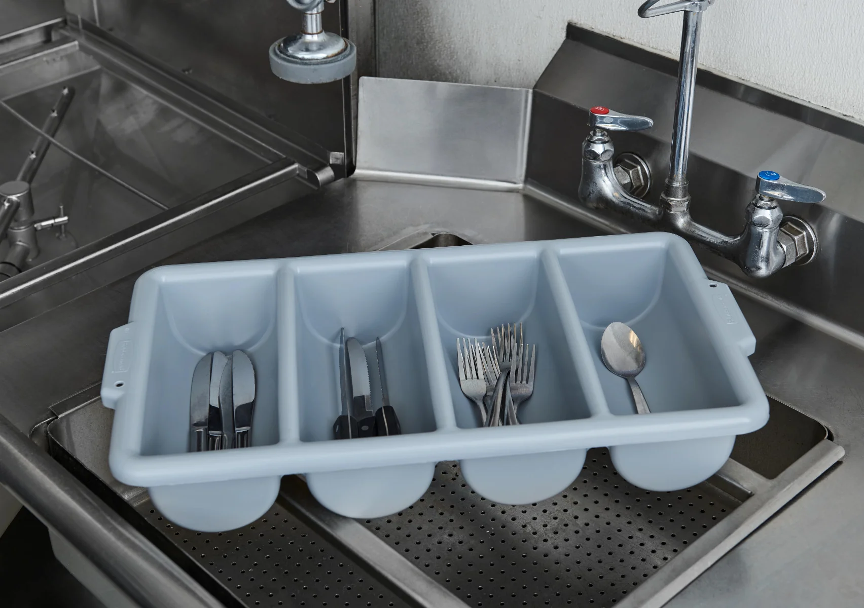 Rubbermaid FG336200GRAY Plastic 4-Compartment Cutlery Bin - Gray - Image 5