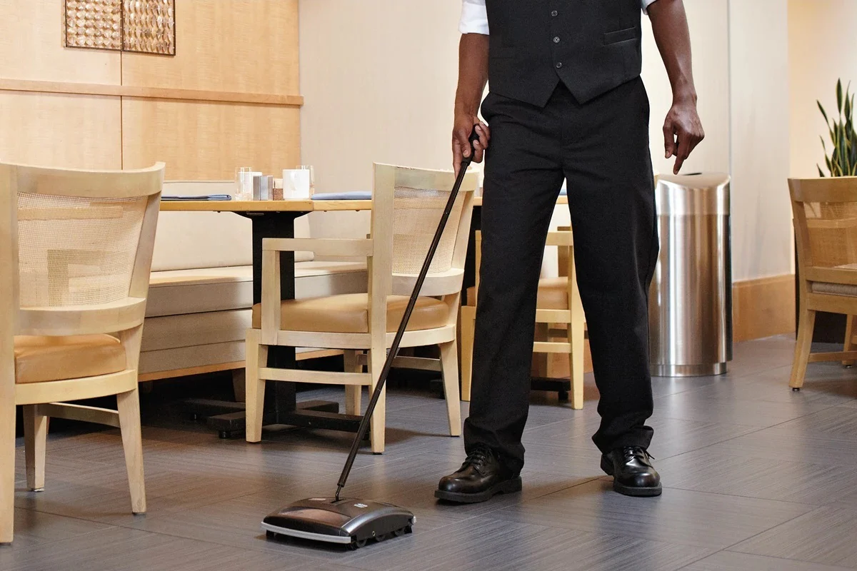 Rubbermaid FG421388BLA Executive Series Dual Action Mechanical Floor/Carpet Sweeper 7-1/2" - Black - Image 4