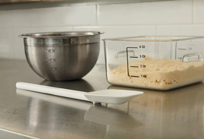 Rubbermaid FG630400CLR Space Saving Plastic Square Food Storage Container with Liter and Qt. Gradations 4 Qt - Clear - Image 4