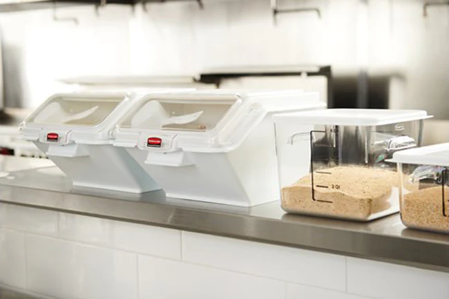Rubbermaid FG650900WHT Space Saving Square Food Storage Container Lid 2-8 Qt. - White - Image 7