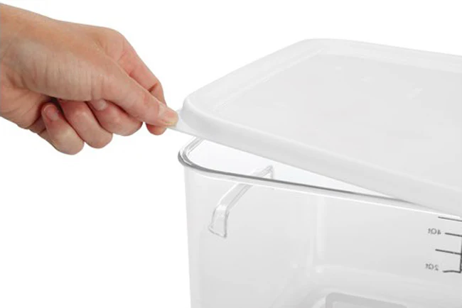 Rubbermaid FG652300WHT Space Saving Square Food Storage Container Lid 12-22 Qt. - White - Image 4