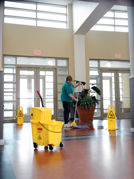 Rubbermaid FG758088YEL WaveBrake Side-Press Mop Bucket and Wringer 35 qt. - Yellow - Image 3