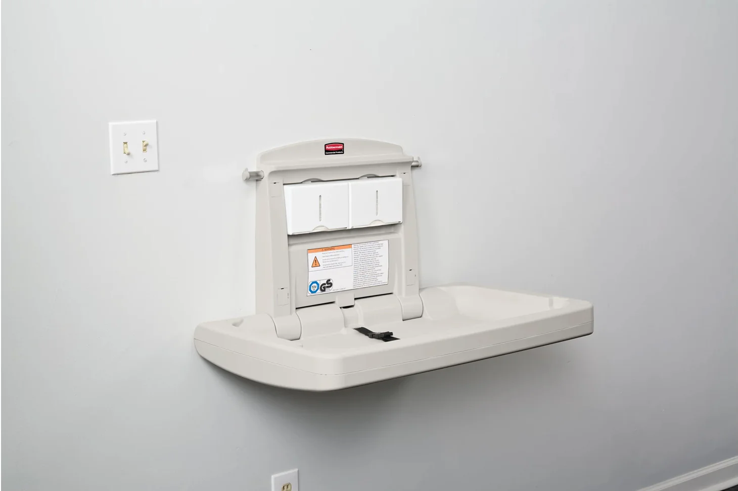 Rubbermaid FG781888LPLAT Wall-Mounted Horizontal Baby Changing Station - Platinum - Image 7