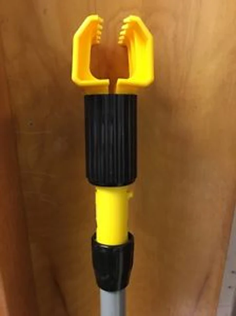 Rubbermaid FGH24600GY00 Gripper Clamp-Style Fiberglass Wet Mop Handle with Yellow Plastic Head 60" - Gray - Image 5