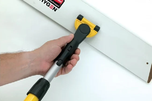 Rubbermaid FGQ56000YL00 Hygen Aluminum Quick-Connect Wet/Dry Flat Mop Frame with Hook-and-Loop Strips 18" - Yellow - Image 2