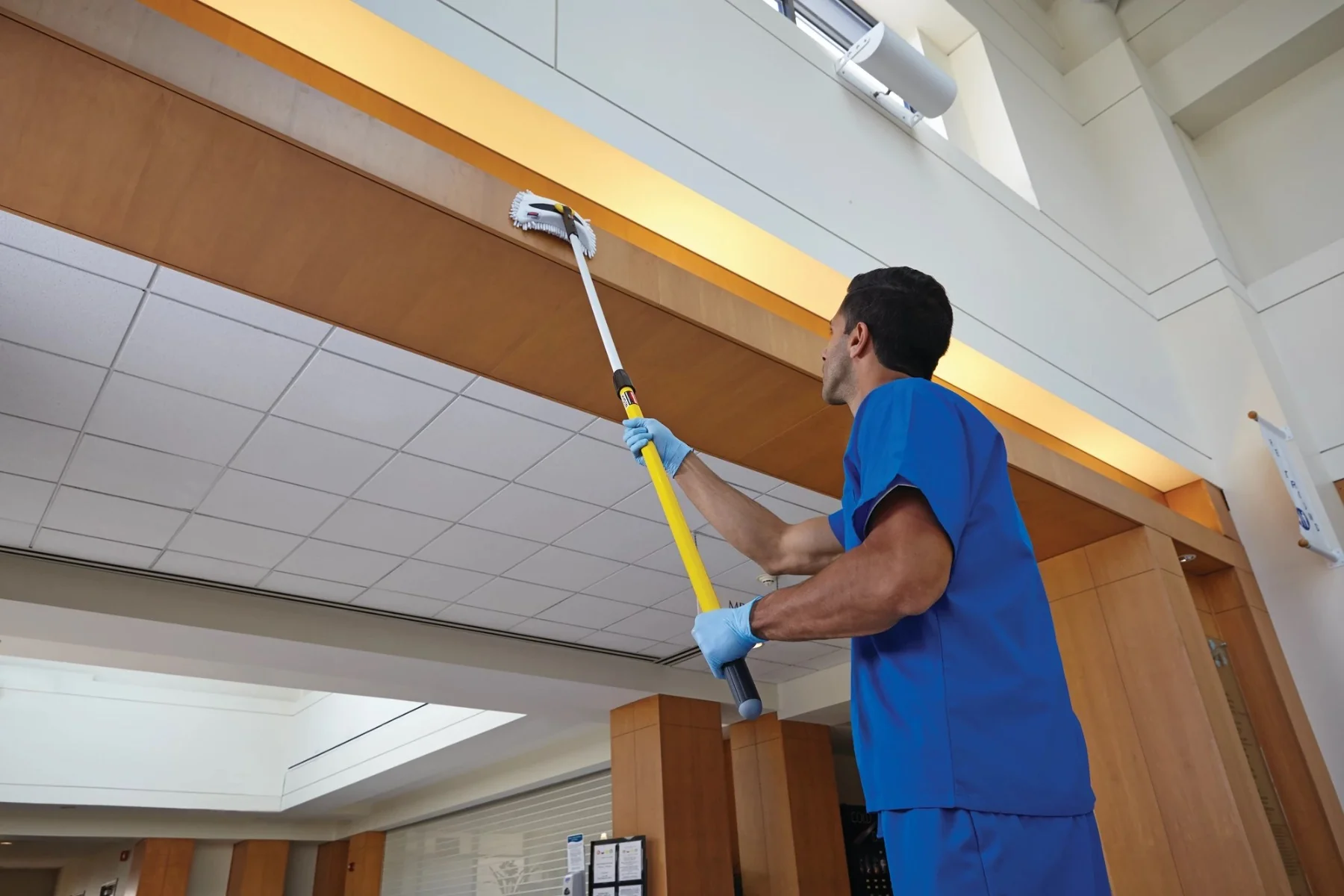 Rubbermaid FGQ75500YL00 Hygen Quick-Connect Aluminum Adjustable Handle - from 48" to 72" Long - Yellow - Image 4