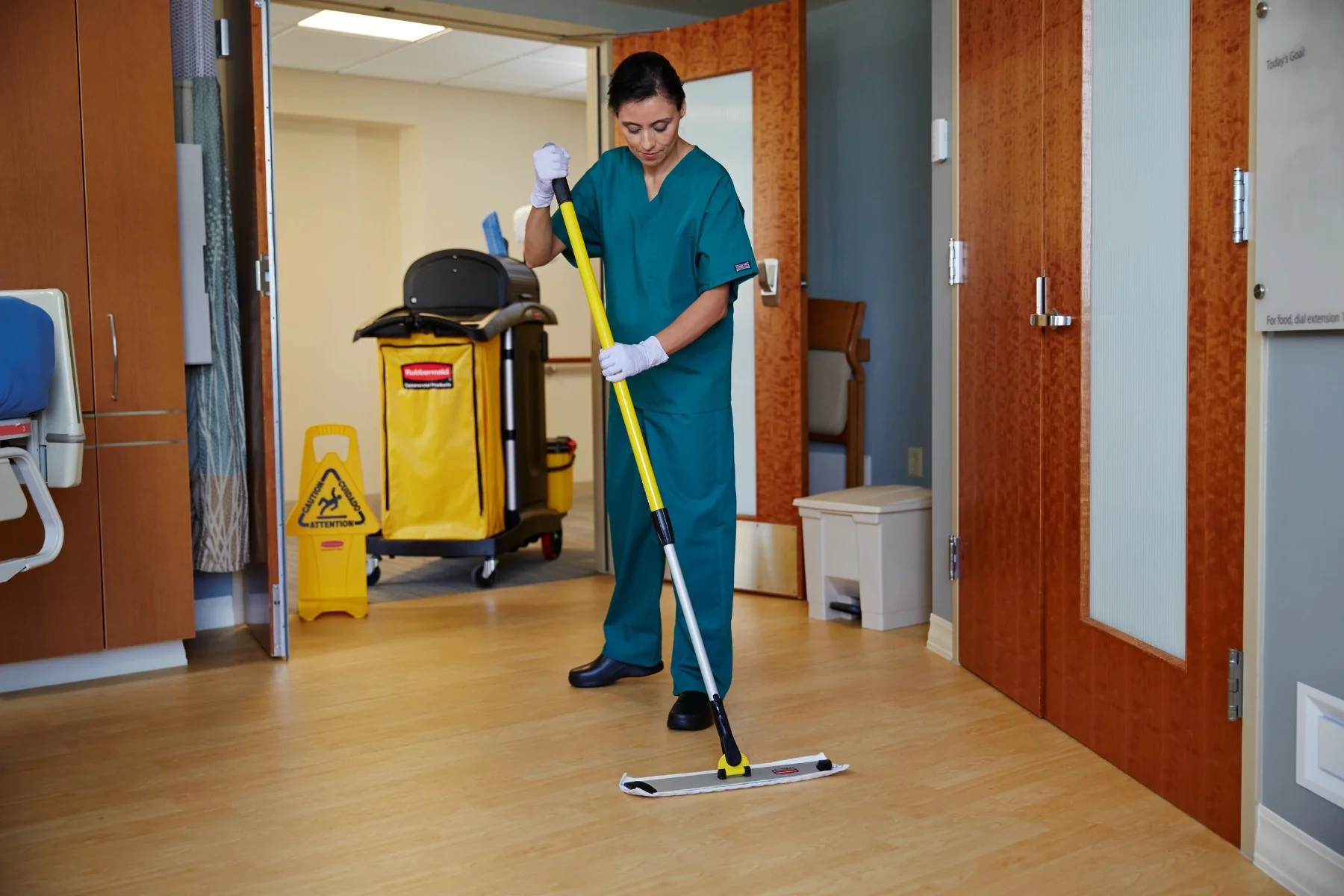 Rubbermaid FGQ76500YL00 HYGEN Quick-Connect Aluminum Telescoping Extension Pole / Handle 4 FT to 8 FT - Yellow - Image 4