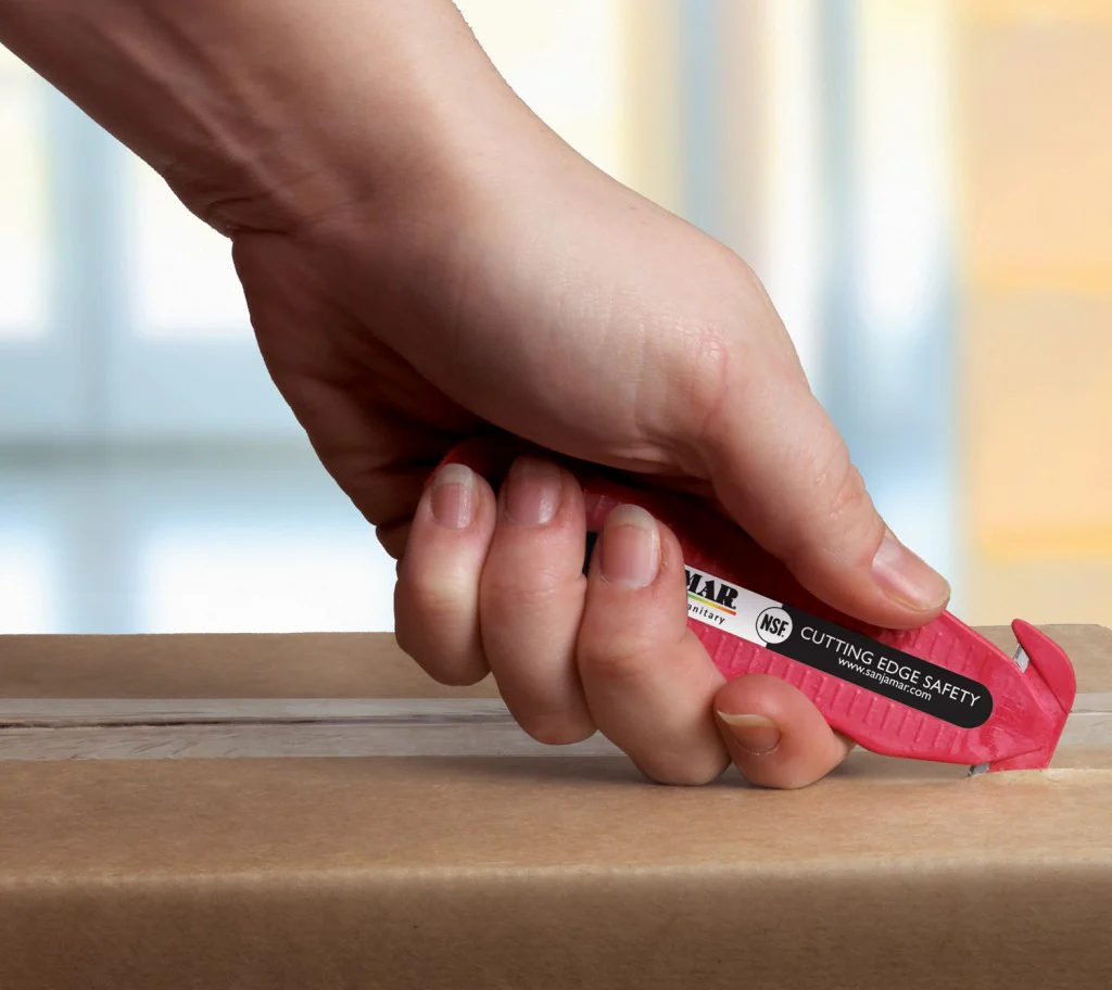 San Jamar KK401 Klever Kutter Disposable Box Cutter with Recessed Blade & Ergonomic Contour Handle - Red - Image 3