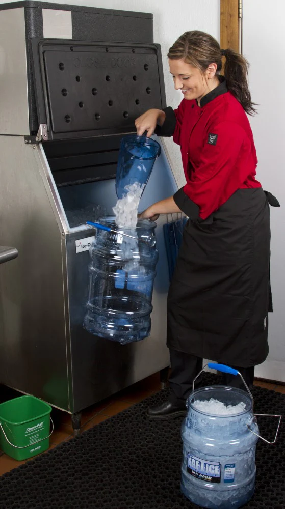 San Jamar SI6000 Saf-T-Ice Original Polycarbonate Ice Tote Ice 6 Gal. - Clear Blue - Image 4
