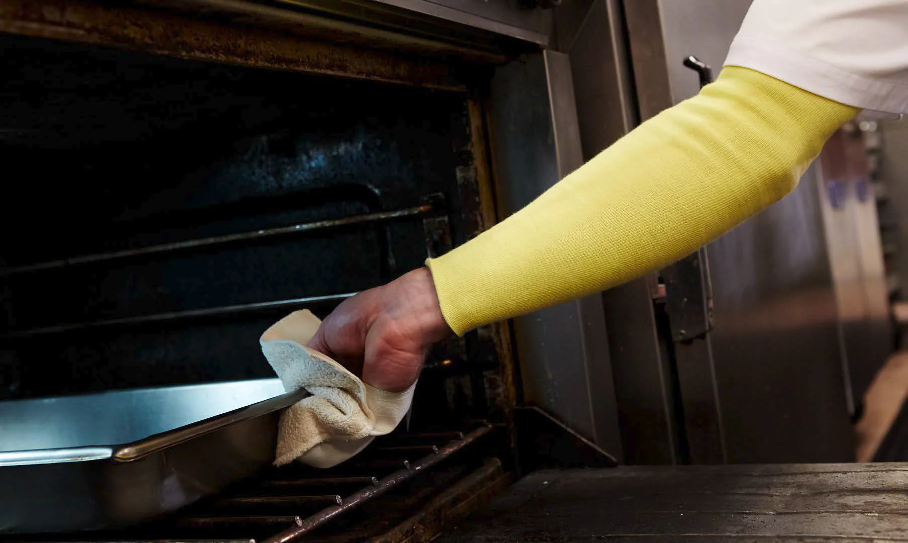 San Jamar SLK16 Flame Retardant Kevlar Sleeve 18" - Yellow - Image 2