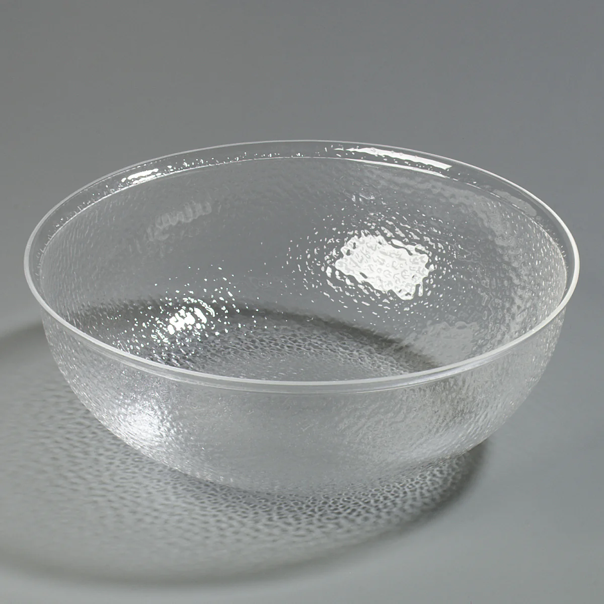 Carlisle SB7807 Round Acrylic Pebbled Salad Bowl 18" - 15 qt. - clear - Image 3