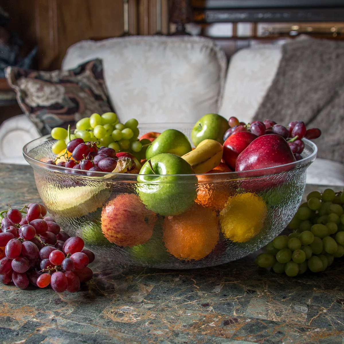 Carlisle SB7807 Round Acrylic Pebbled Salad Bowl 18" - 15 qt. - clear - Image 6