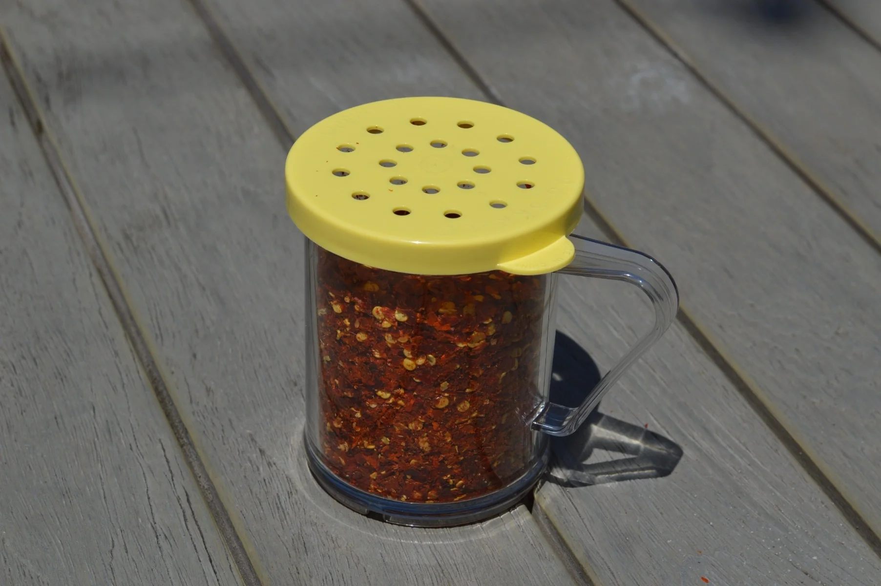 Cambro 96SKRC135 Camwear Polycarbonate Shaker/Dredge with Handle & Yellow Lid for Cheese 10 oz. - Clear - Image 4
