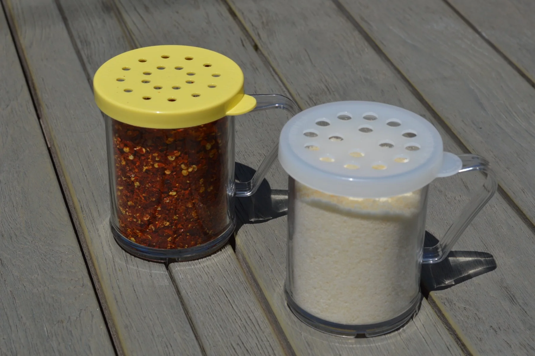 Cambro 96SKRC135 Camwear Polycarbonate Shaker/Dredge with Handle & Yellow Lid for Cheese 10 oz. - Clear - Image 5