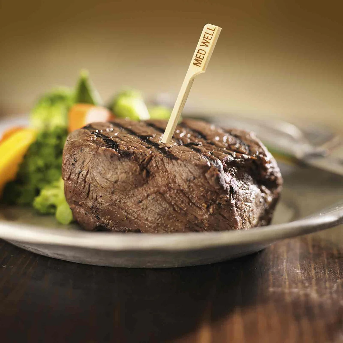 TableCraft MEDWELL "Med Well" 3-1/2" Bamboo Temperature Meat Marker Pick - 100/Pack - Image 4