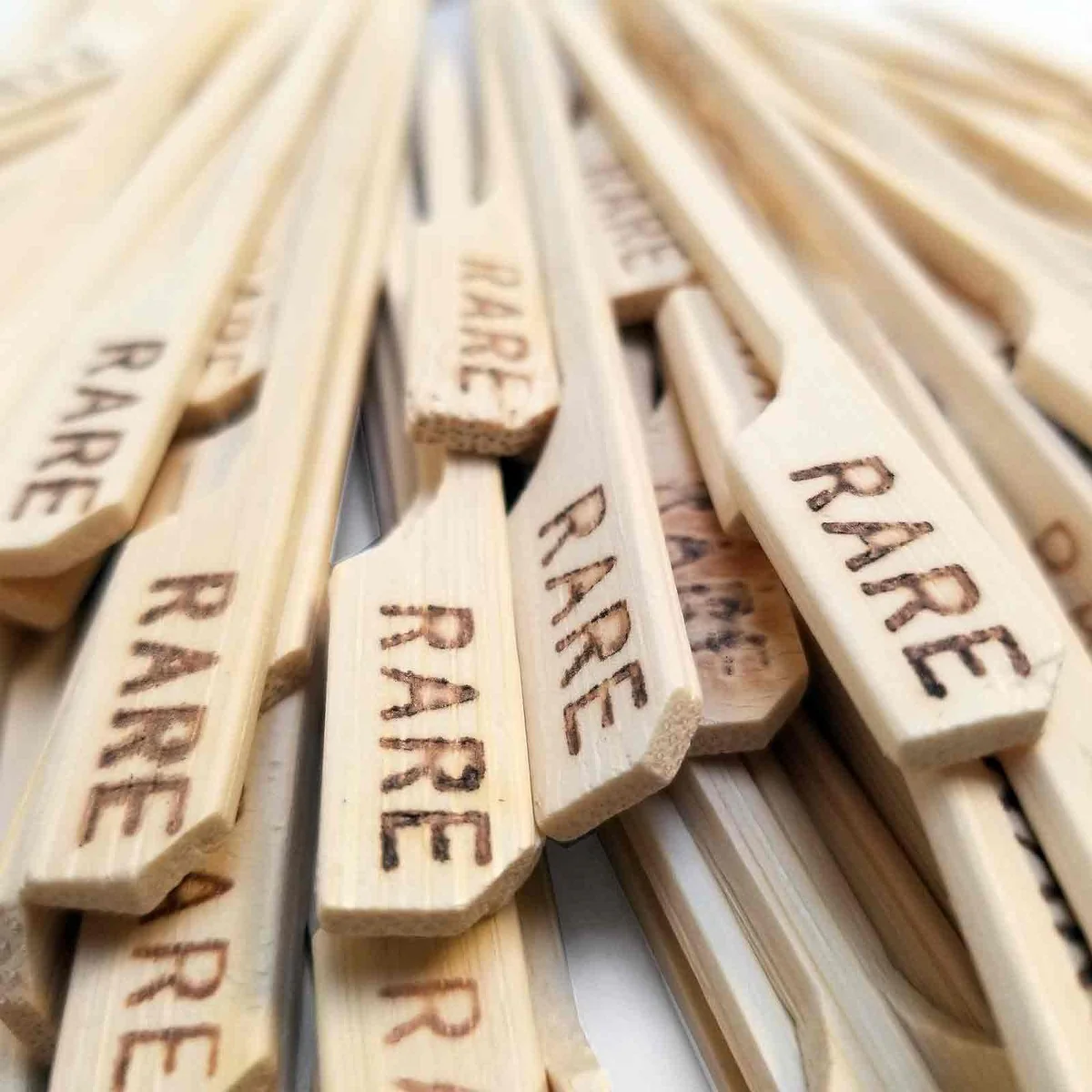 TableCraft RARE "Rare" 3-1/2" Bamboo Temperature Meat Marker Pick - 100/Pack - Image 3