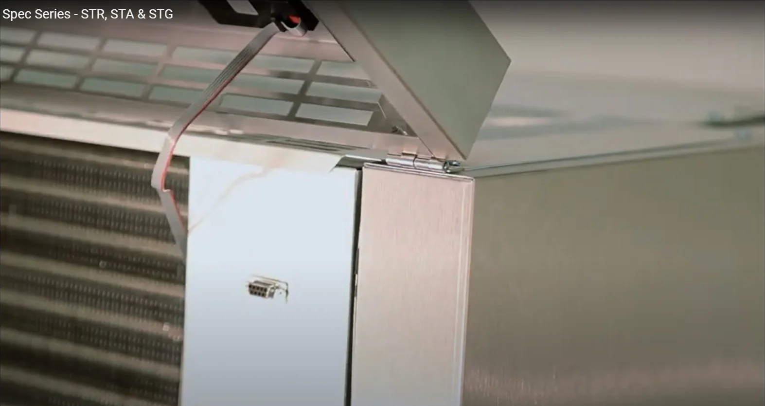 True STR1DT-2HS-HC Spec Series 1-Section 2 Solid Half Door Dual Temp Reach-In Refrigerator / Freezer 27" - 115v - Image 13