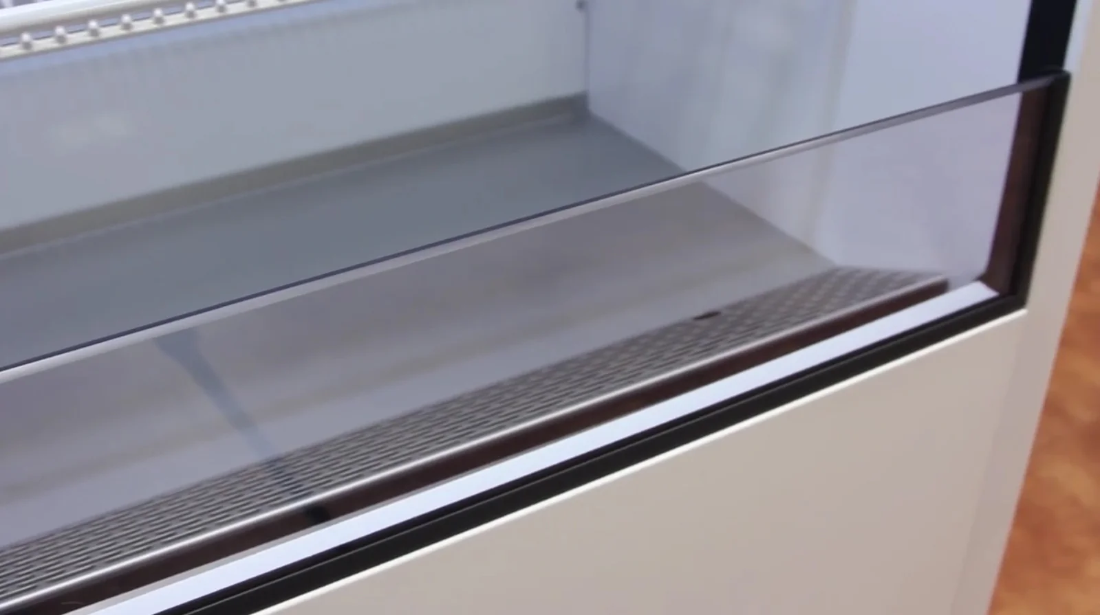 True TAC-14GS-LD Black Glass Sided Refrigerated Vertical Air Curtain Merchandiser 30" - 115v - Image 3