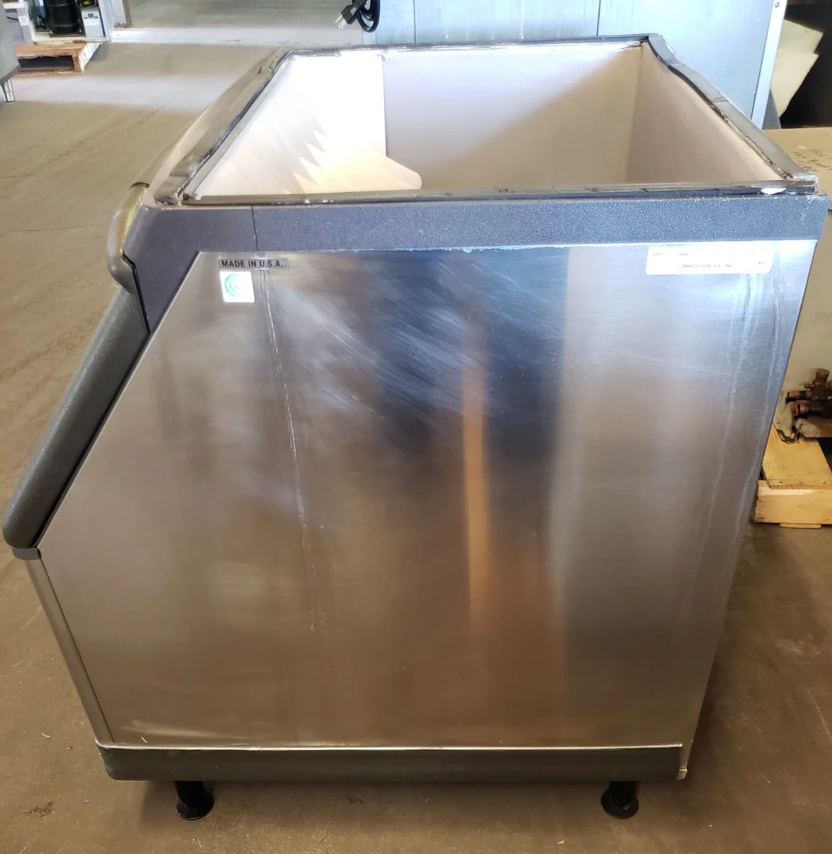 Used Restaurant Equipment - Manitowoc S400 Stainless Steel Ice Bin 30"W x 34"D x 38"H - 290 lb. Capacity - Image 2