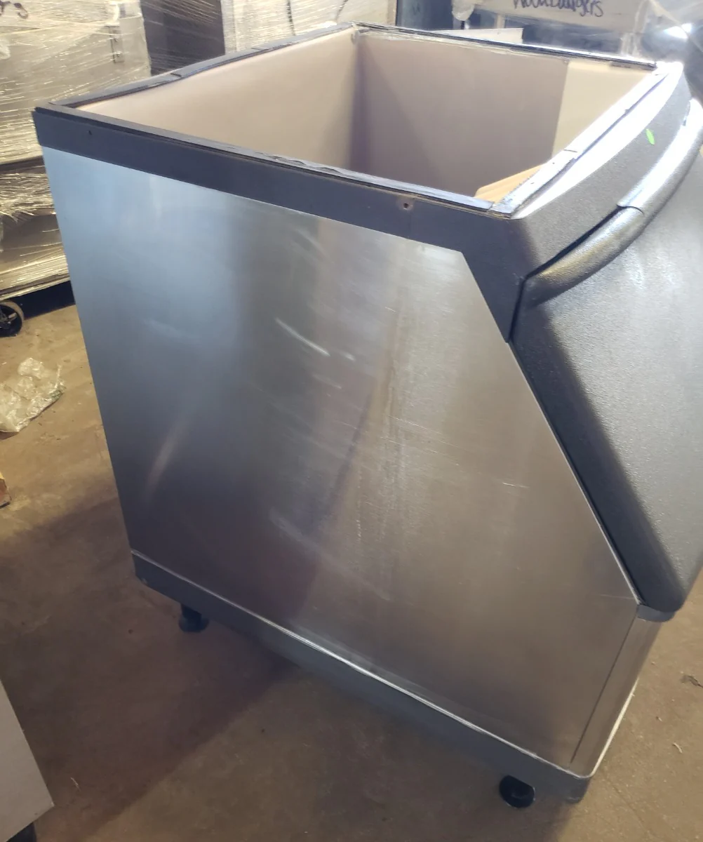 Used Restaurant Equipment - Manitowoc S400 Stainless Steel Ice Bin 30"W x 34"D x 38"H - 290 lb. Capacity - Image 4